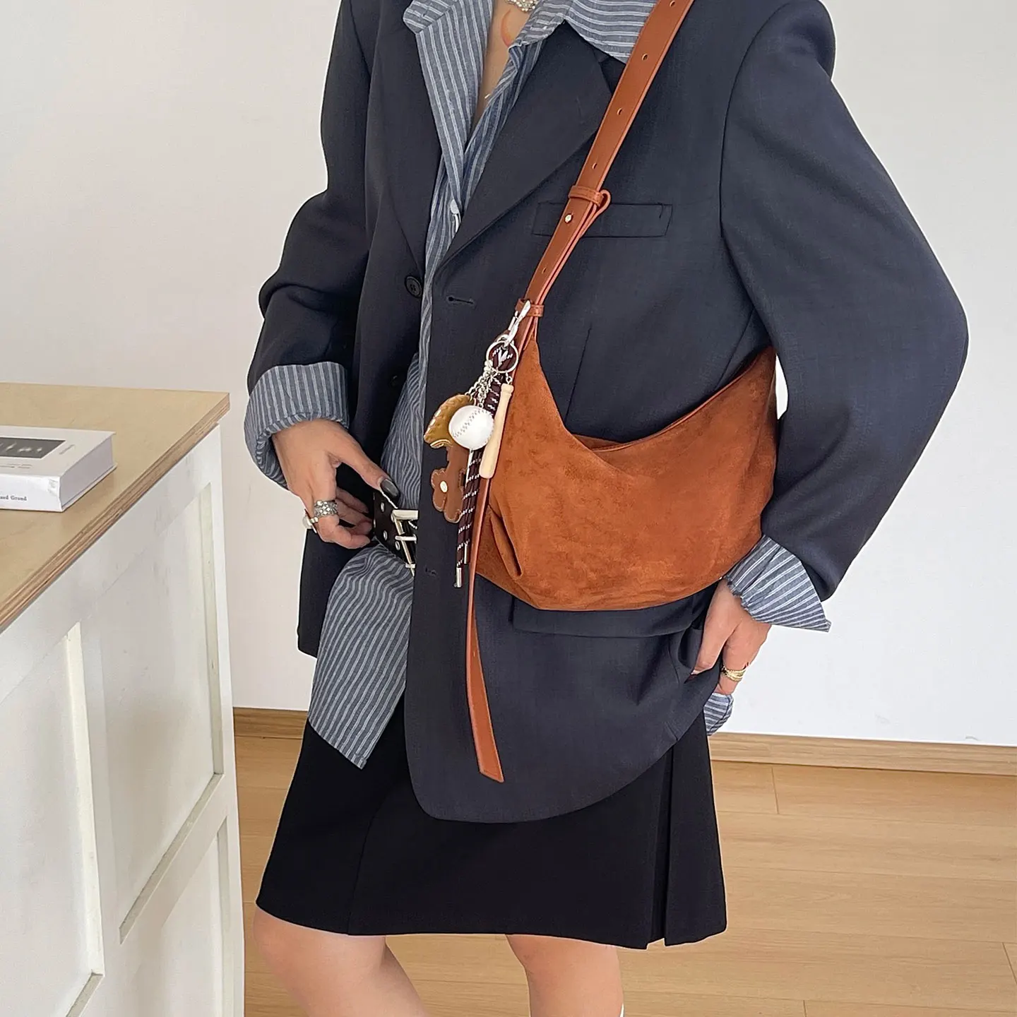 

Замшевая женская роскошная дизайнерская сумка подмышки, новинка 2025 года, винтажная женская сумка через плечо, модная повседневная модная сумка через плечо высокого качества