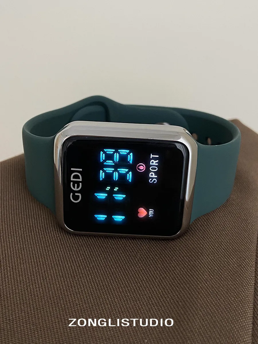 New Model Watch: Sporty And Casual, Suitable For Students, Features A Breathable Silicone Strap And A Reverse Buckle Closure.