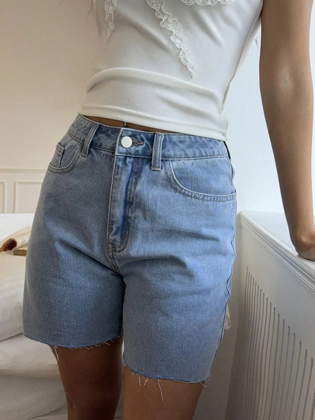 

American-style retro high-waisted slimming 5-inch denim shorts with a fitted and versatile fringed design.