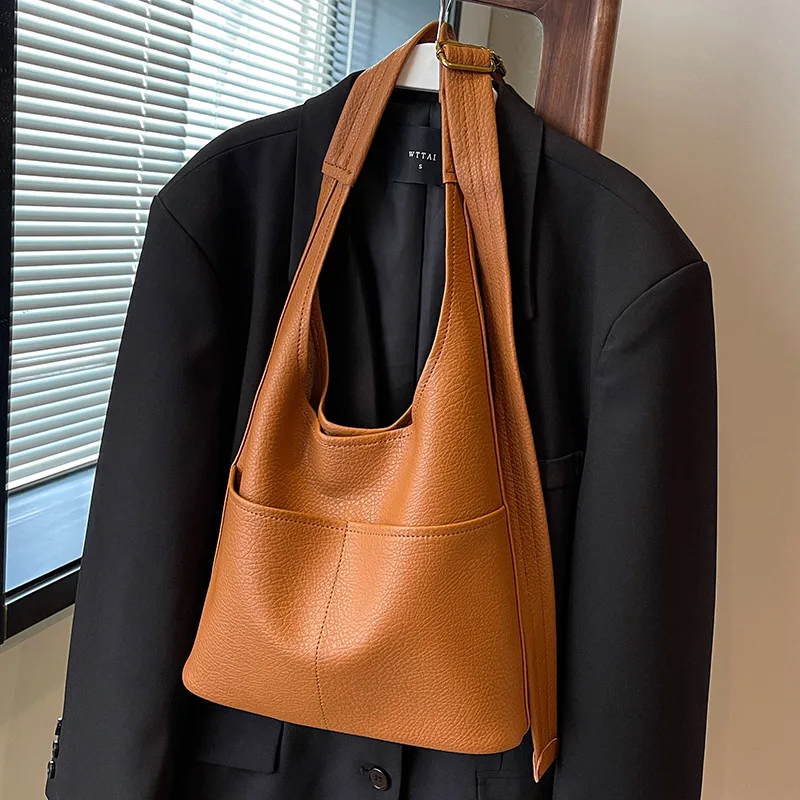 Elegante borsa a tracolla quadrata: borsa a tracolla di fascia alta con grande capacità e dettagli con lettere di design retrò