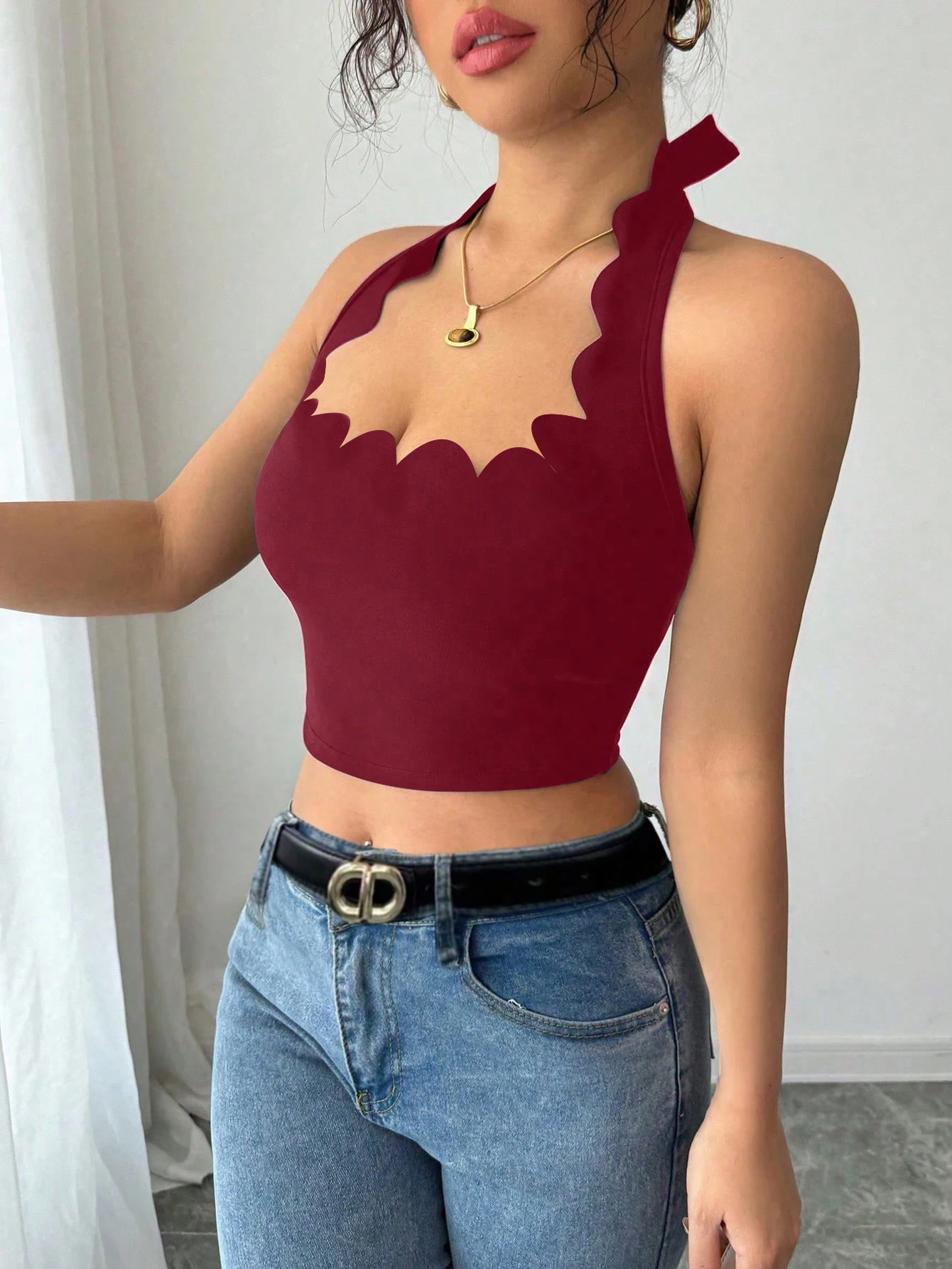 

A new solid-color elegant halter top for women from Europe and America, suitable for wearing all year round without sleeves