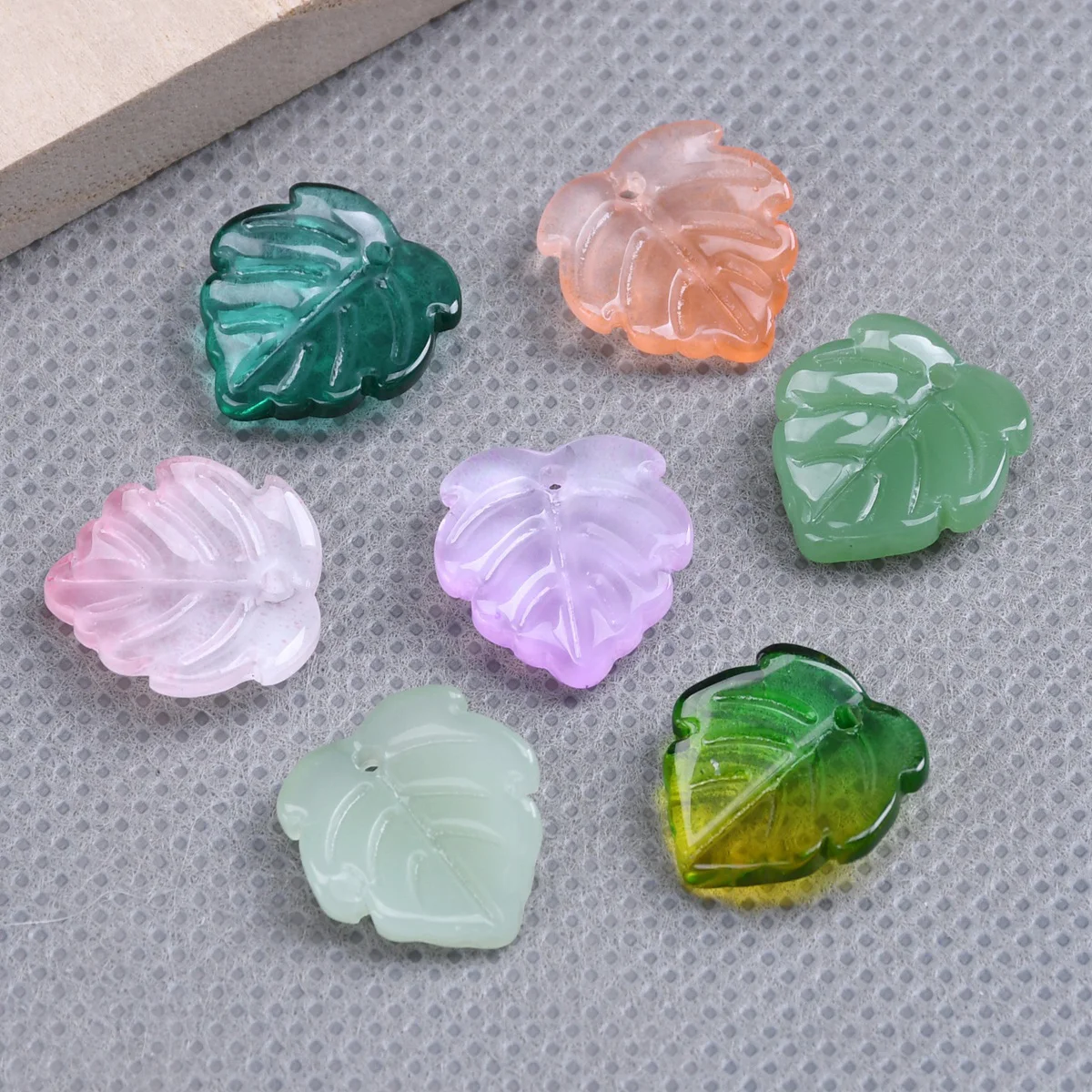 10 Stück grüne Traubenblatt-Form 14x15mm handgefertigte Lampwork-Glasblütenanhänger lose Perlen für Schmuckherstellung DIY-Bastelzubehör – Detail 2