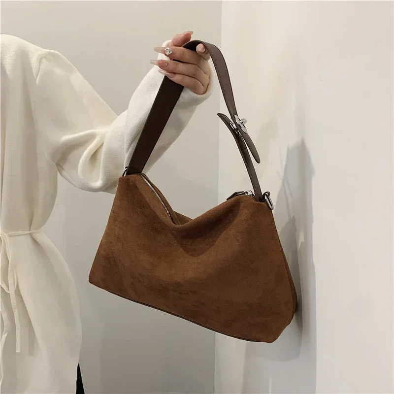 Bolsa de ombro com zíper de camurça, bolsa versátil da moda para mulheres, travesseiro, sólida, bolsa crossbody casual com alça superior