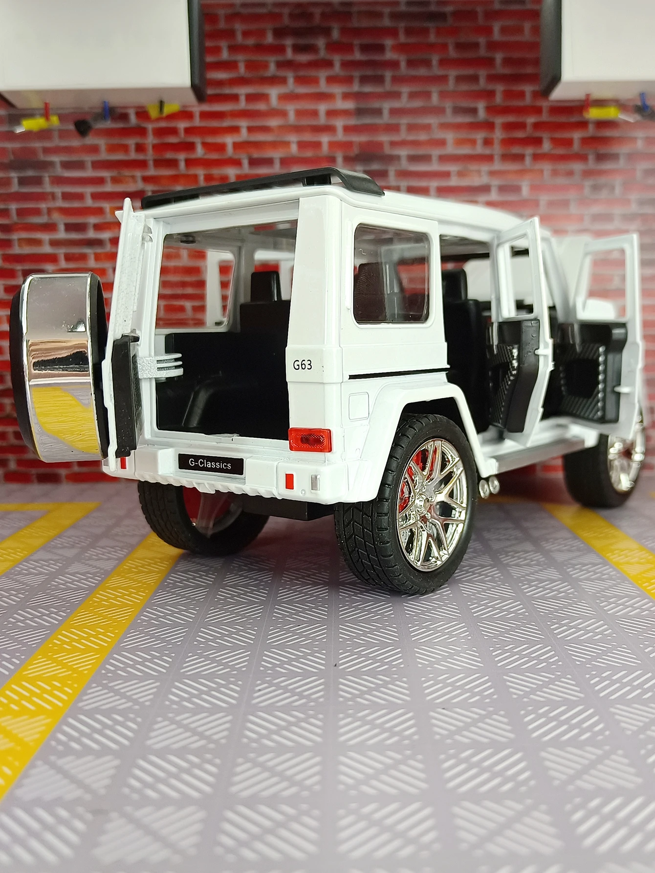 1:24 Mercedes-Benz G63 off-road car Simulation Diecast Metal Alloy Model car Sound Light Pull Back Collection Kids Toy Gift