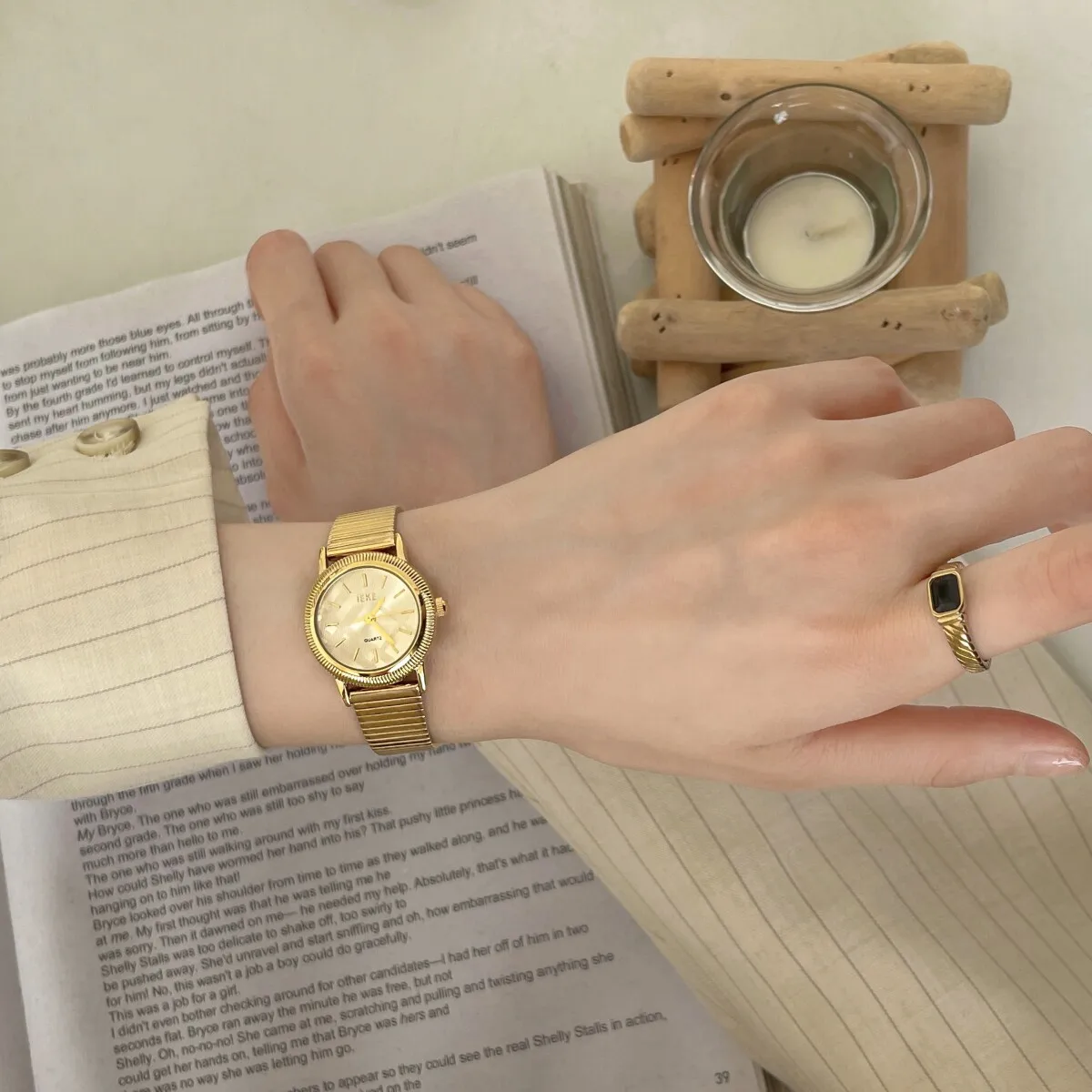 

Новые стильные и элегантные женские часы, простой круглый ремешок из нержавеющей стали, универсальные винтажные кварцевые часы для женщин.