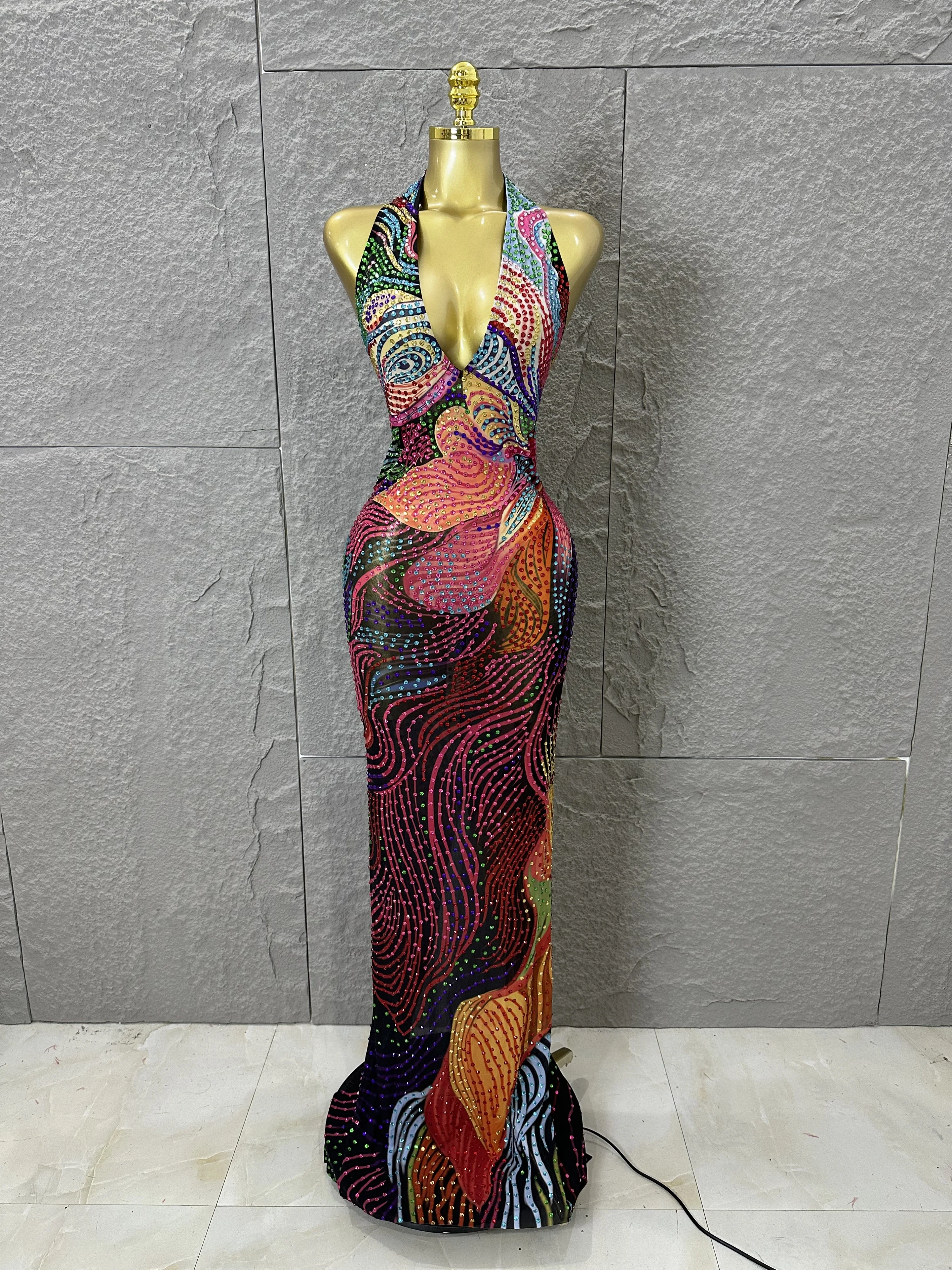 2026 Kleurrijke strass print lange jurk vrouw halter diepe v-hals backless dames verjaardag avondfeest club podiumkostuum