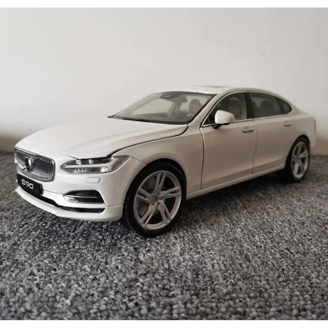 نموذج سيارة المصنع الأصلي فولفو S90 1:18 نموذج السيارة الأصلي تم استعادةها للغاية وإرسالها إلى هدية صديقها