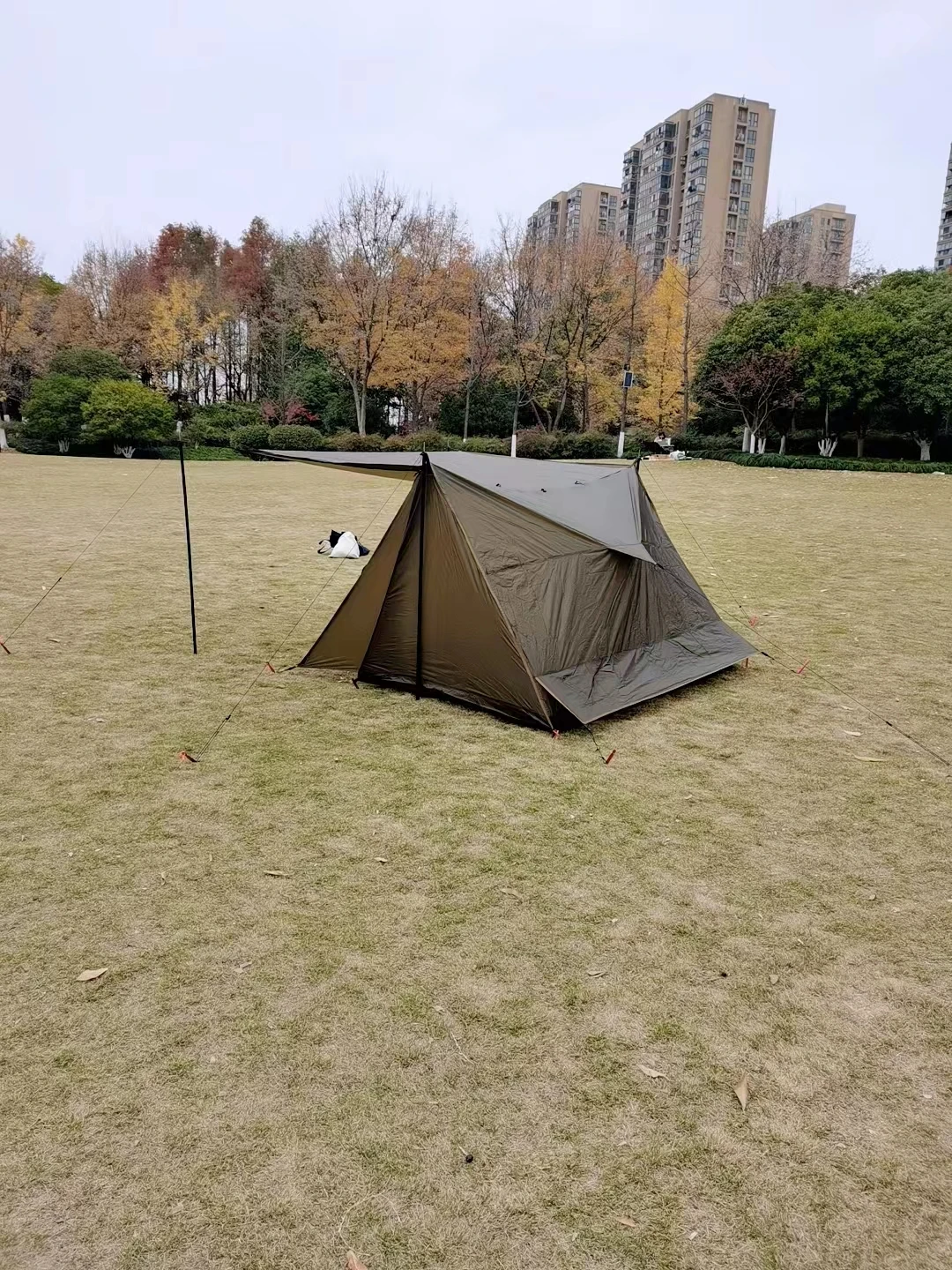 خيمة Bivy خفيفة لشخص واحد، خيمة الظهر لشخص واحد مقاومة للماء من السيليكون خفيفة الوزن للتخييم والمشي لمسافات طويلة، بدون عمود الرحلات