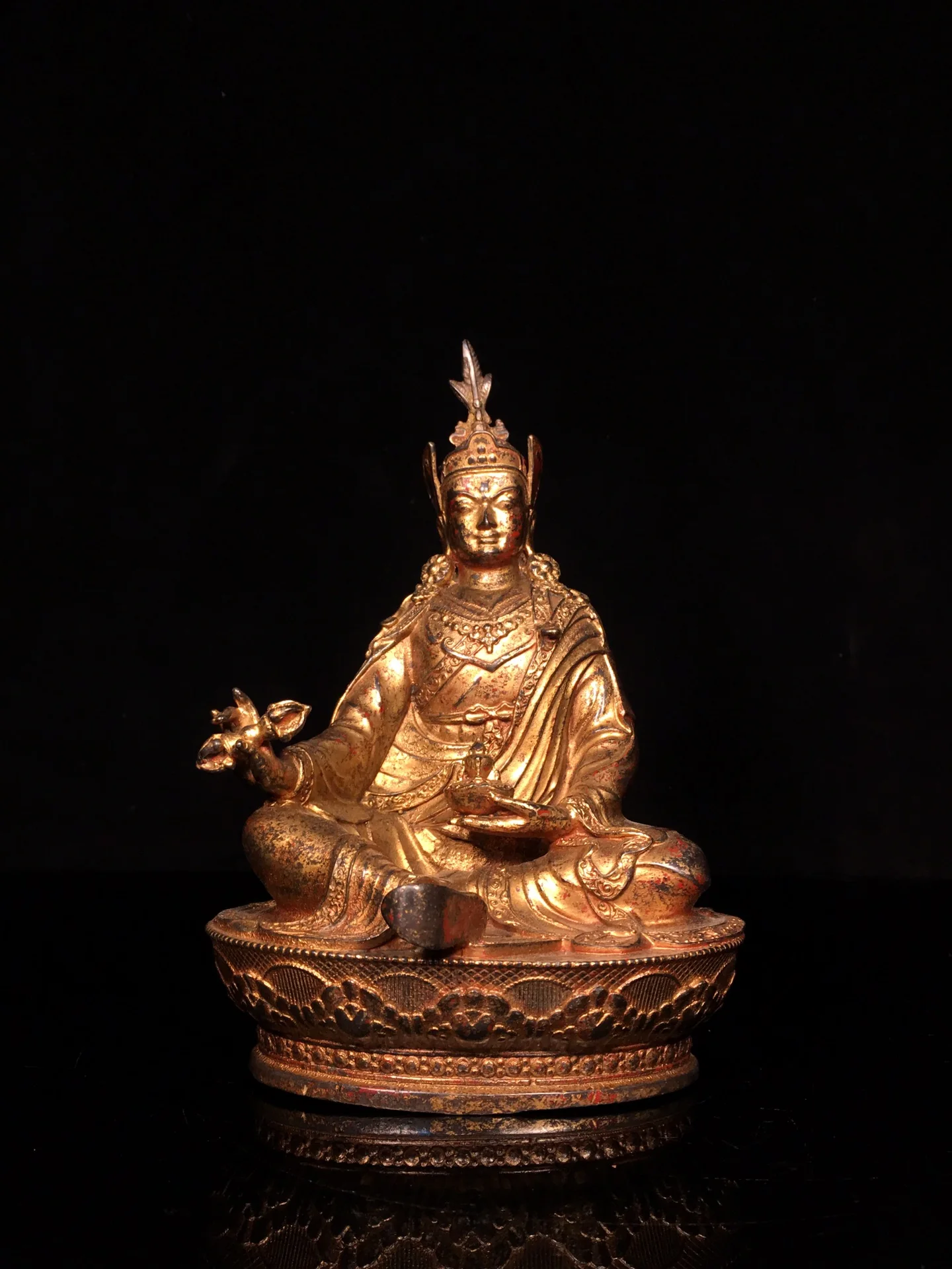 

Bronze Statue Buddha Seiko Pure Copper Padmasambhava Guru Rinpoche Master is 13.5cm wide, 21cm high, and 9cm thick 0.9K