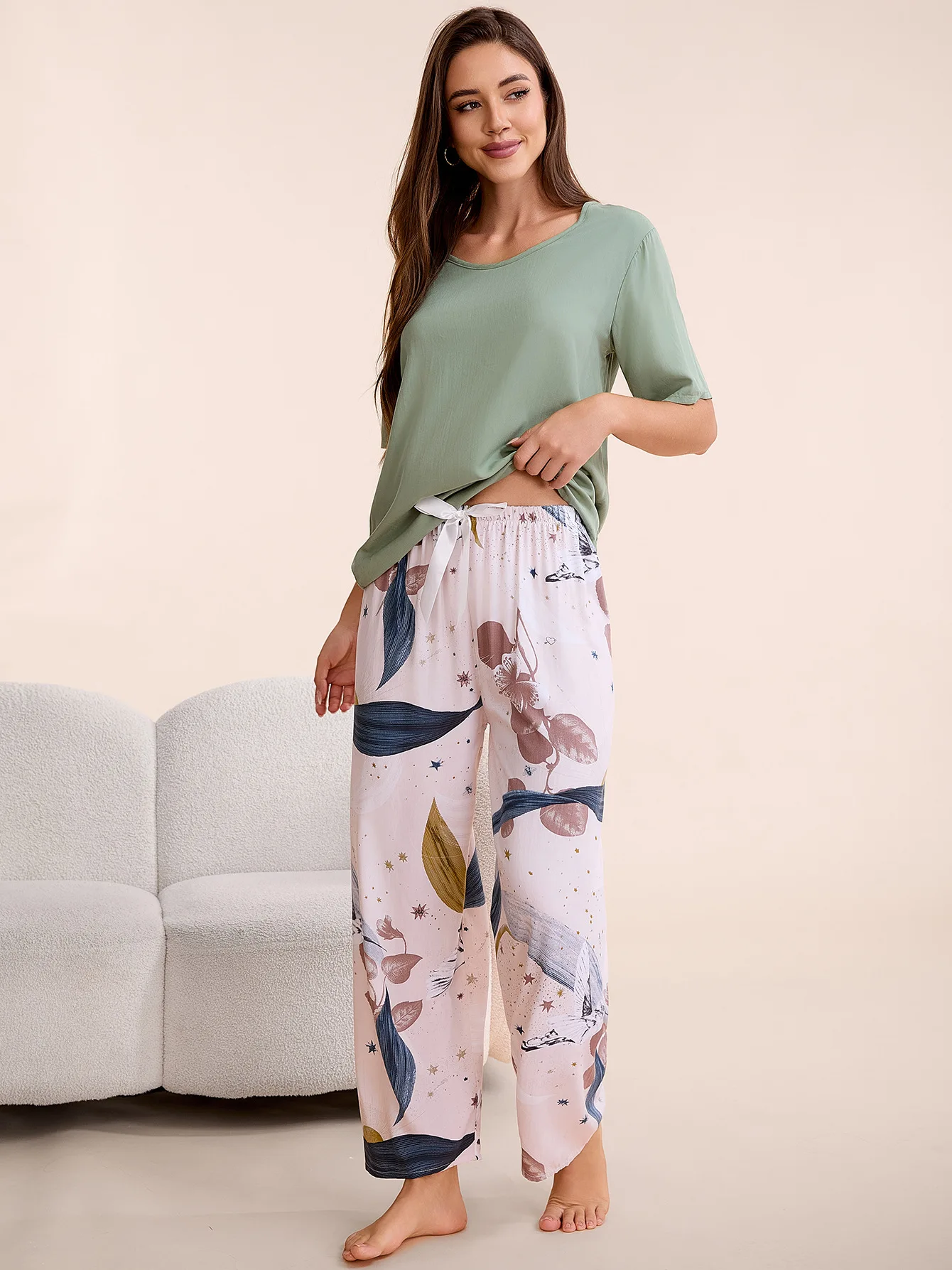 

Комплект женской пижамы больших размеров S-6XL, новинка 2025 года, 100% вискоза: свободная футболка и брюки с эластичным поясом, повседневная домашняя одежда с цветочным принтом