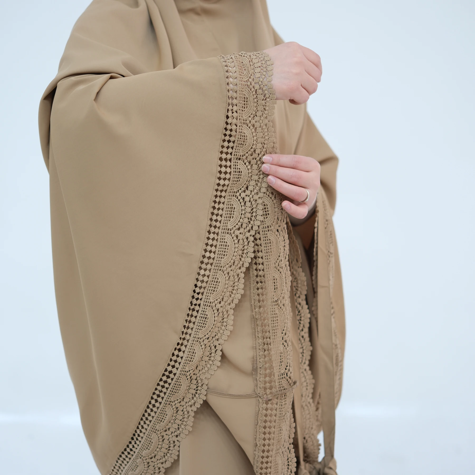 Hijabi-Gebetsset mit Spitzenbesatz, 4-teilig, muslimische Frauen-Set für Salah, Abaya Khimar mit fester Kappe + extra langer Rock + Gebetsteppich + Beutel