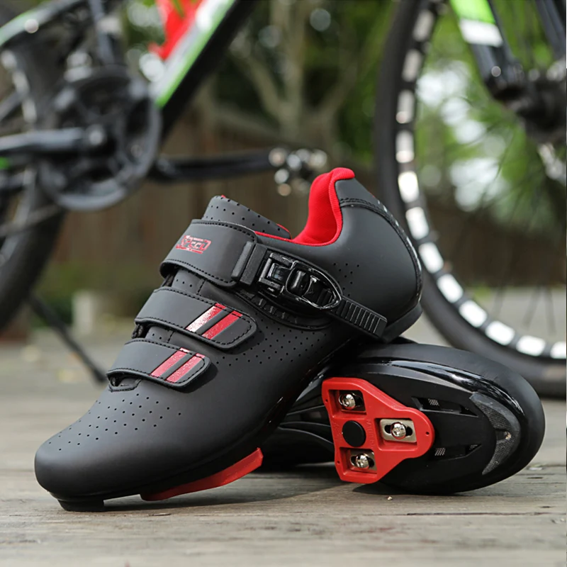 Men\'s bicycle shoes are compatible with Pelaton road bicycles. Pelaton shoes, cycling shoes, and pre installed triangle shoes fo