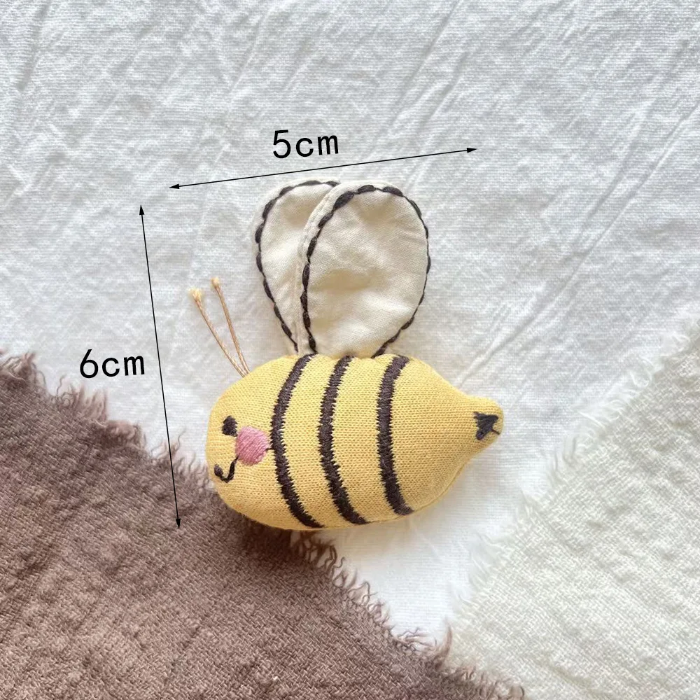 

1PCS DIY Fabric Cotton Filled Bee Cartoon Cute Brooch Set for Women Creative Bag Embellishment Premium Portable