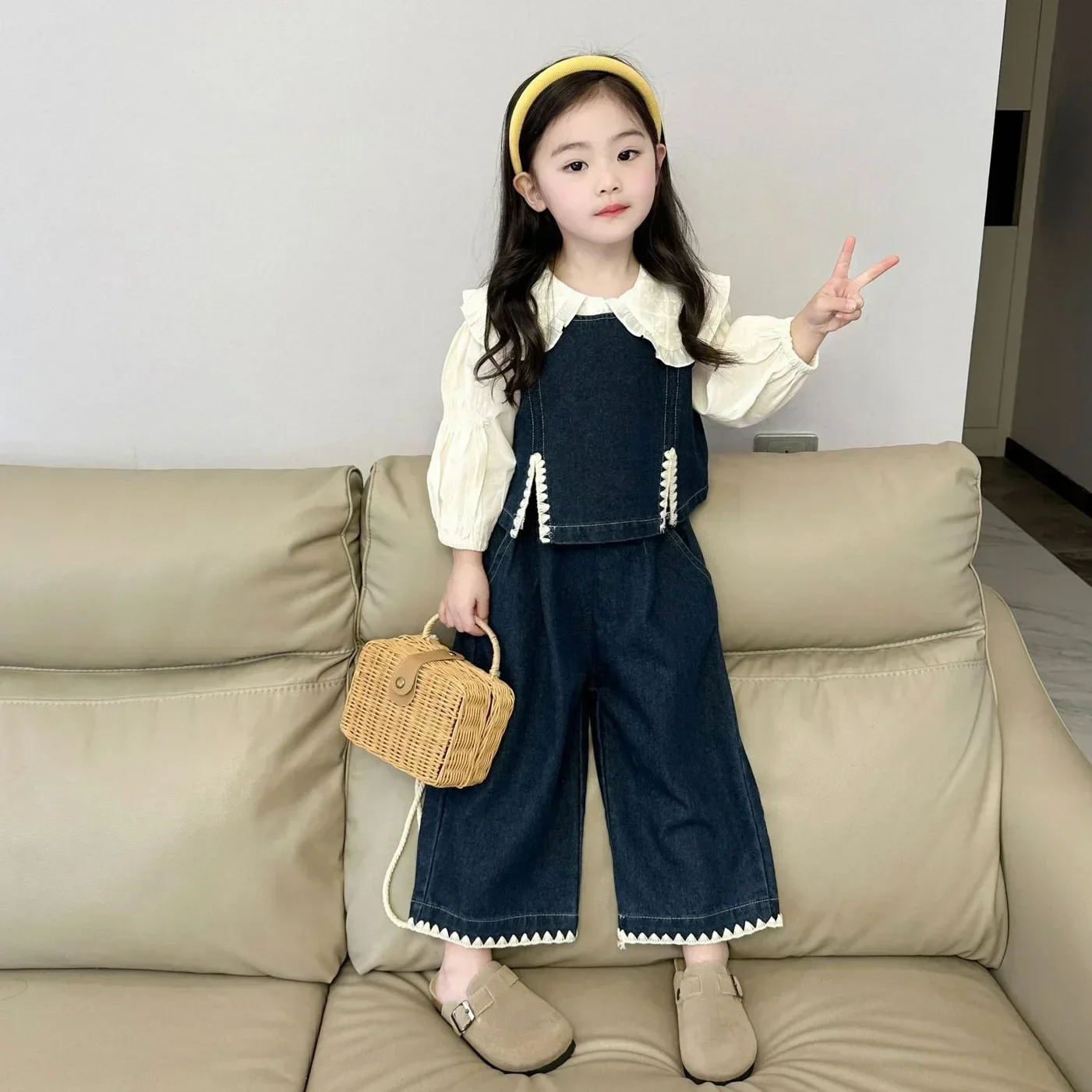 

2025 New Girls Autumn Outfit Korean Autumn Fashionable Shirt Denim Vest Pants Three-Piece Set Baby Girl Clothes