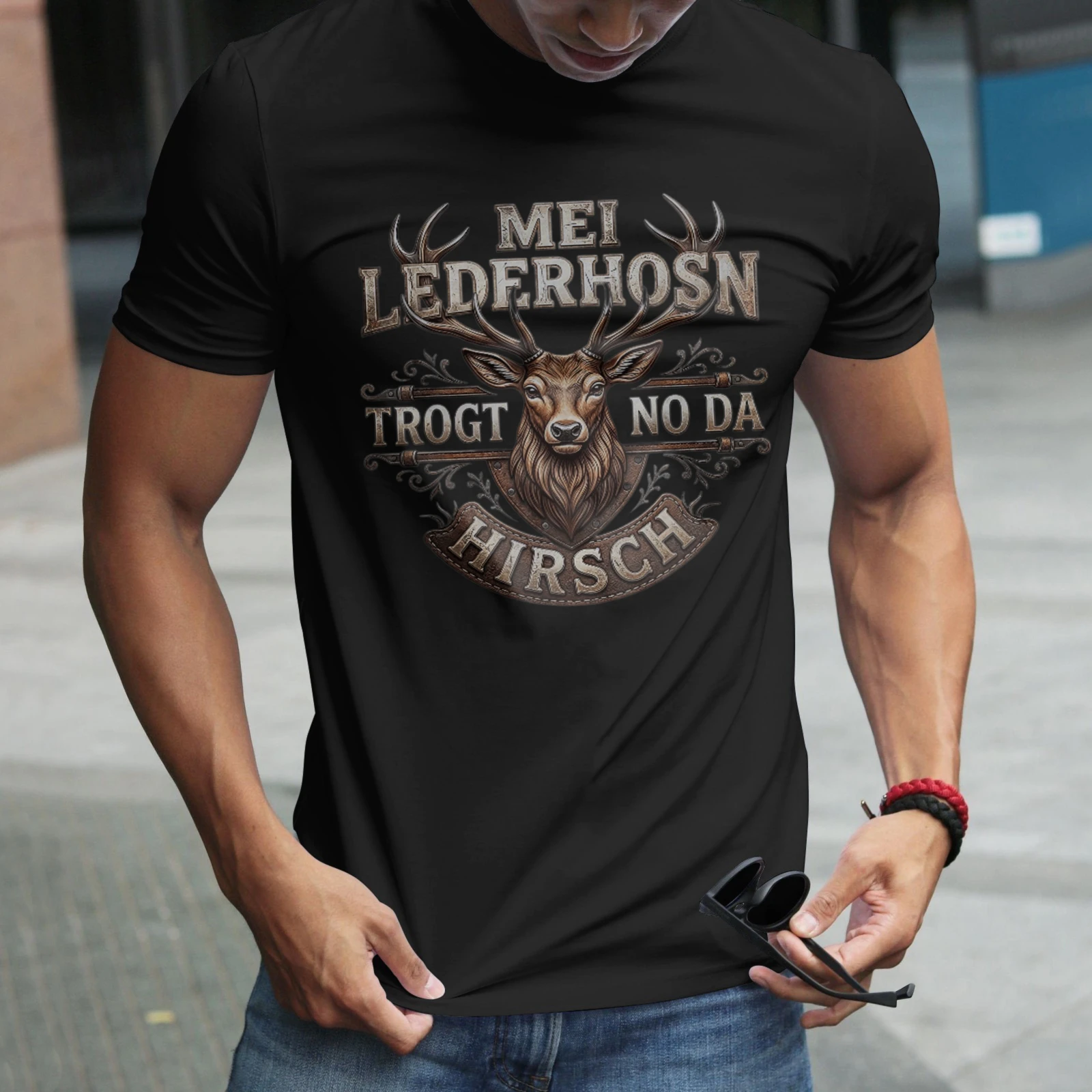 Herren-T-Shirt Mei Lederhosn Trogt No Da Hirsch, perfekt für Freizeitkleidung, Partys und Karneval-Outfits.