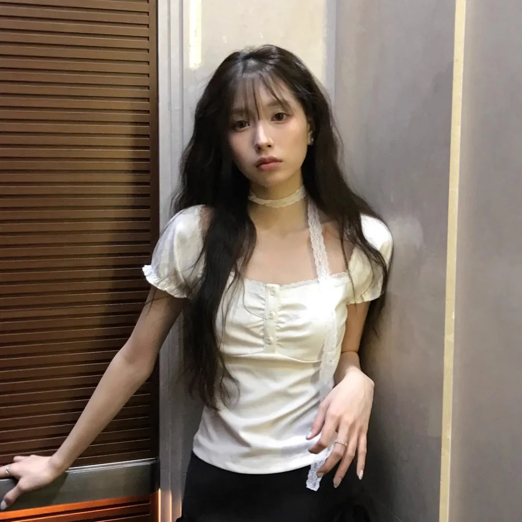 

2025 New Women's Korean Casual Temperament Lace Stitching Short Sleeve Joker T-shirt Scarf Design Bubble Sleeve Slim Ladies' Top