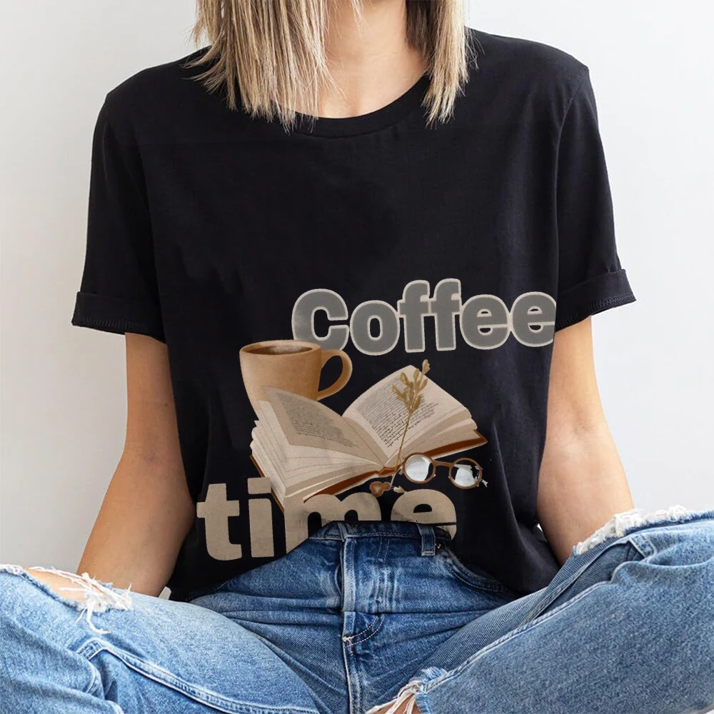 Camiseta gráfica Coffee Time com estampa de livro Y2K Tecido macio relaxante com cafeína e aconchegante para visual casual com tema de lazer