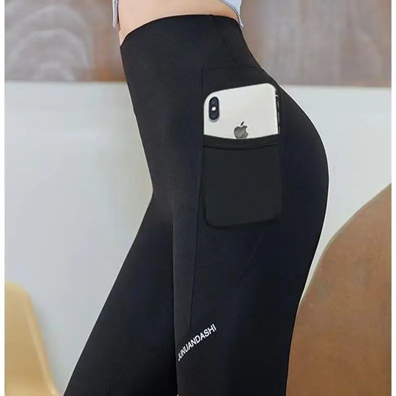 سراويل ضيقة نسائية كبيرة الحجم على شكل جرس سفلي ملمس الجلد الخارجي قطع جانبية مضادة للانزلاق كمال الأجسام ثلاثة أرباع فحم منتصف العجل