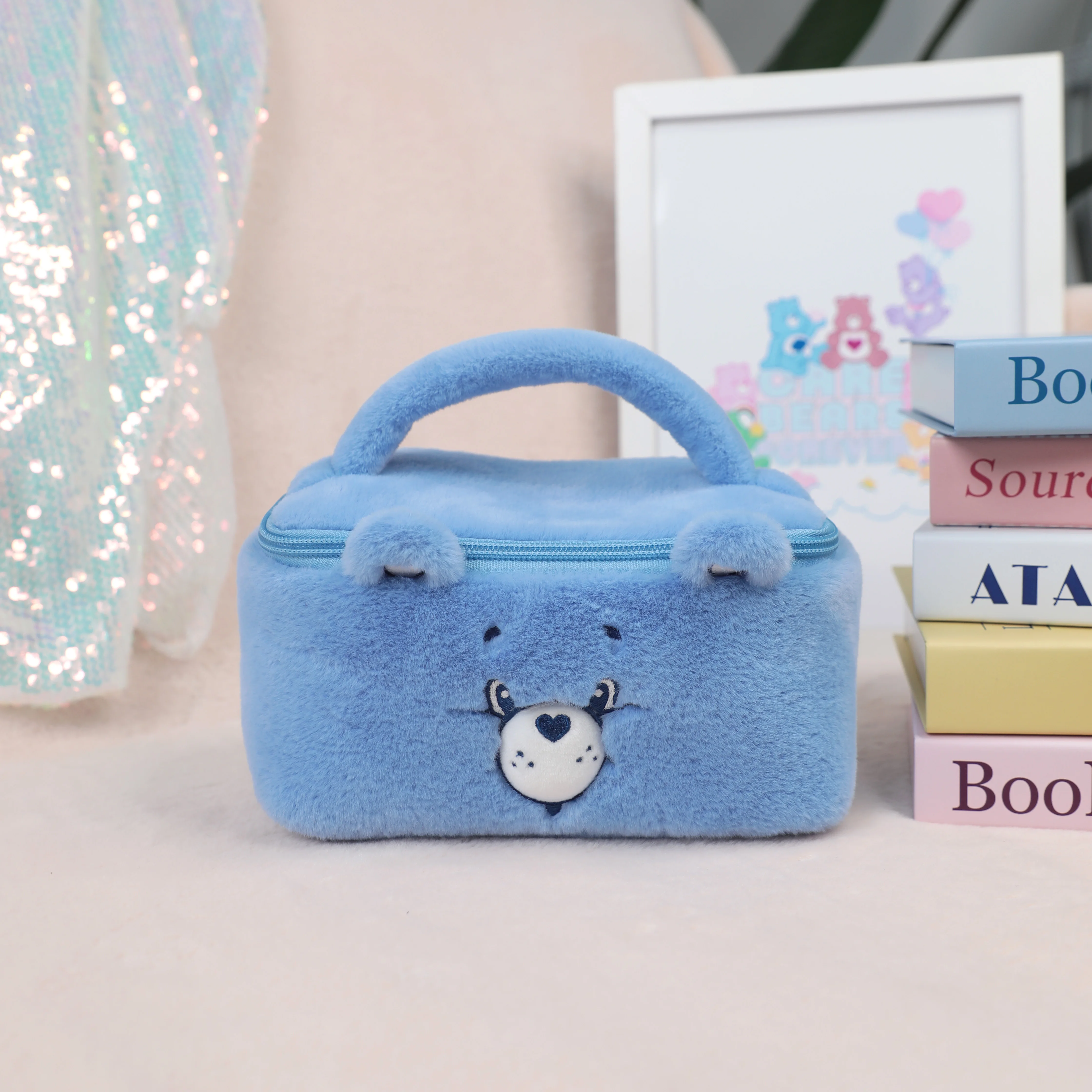 Care Bears Plüsch-Kosmetiktasche, Cartoon-Regenbogenbär, große Kapazität, Reise-Kulturtasche für Mädchen und Frauen, weicher, flauschiger Make-up-Beutel – Detail 6