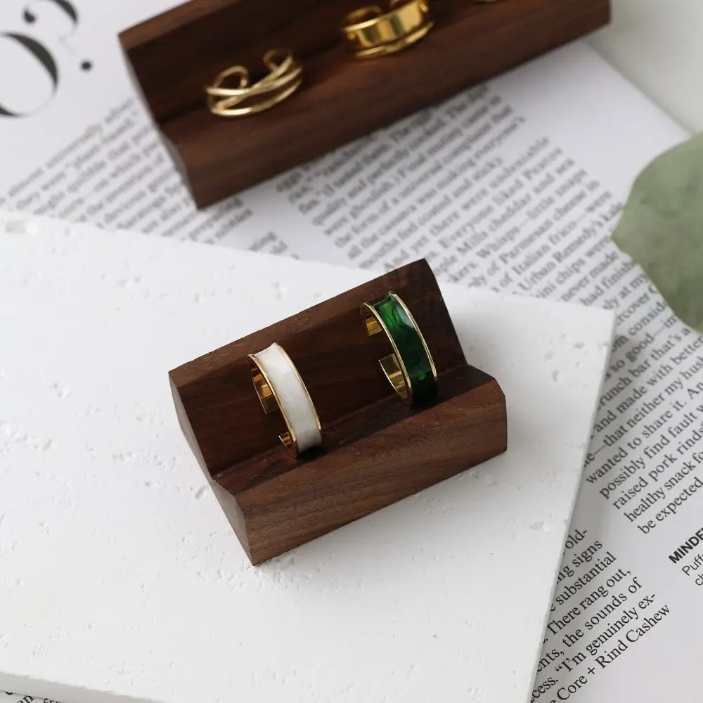 

Органайзер для колец, стойка для колец из орехового дерева, деревянная основа, держатель для колец разных размеров, винтажный лоток для хранения сережек с V-образным пазом, домашний