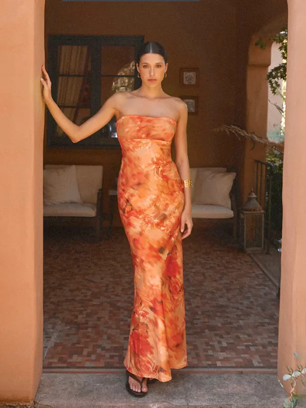 فستان طويل بدون أكمام بخصر عالٍ وتصميم ضيق يبرز الخصر، مطبوع بنقوش وبدون ياقة