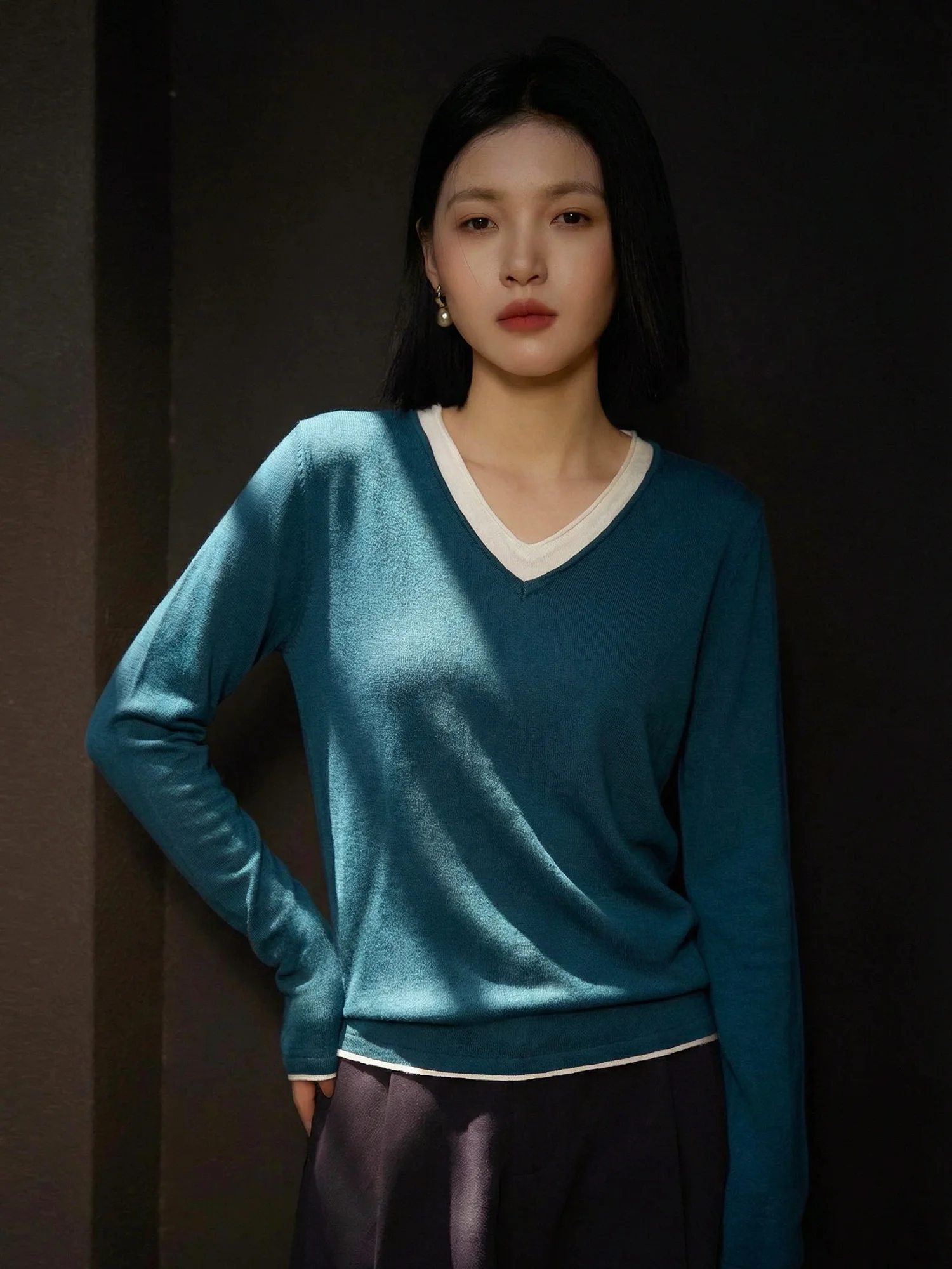 

Модная женская вязаная базовая кофта с V-образным вырезом, свободного кроя, с длинными рукавами, повседневная, теплая, в стиле колор-блок, универсальная.