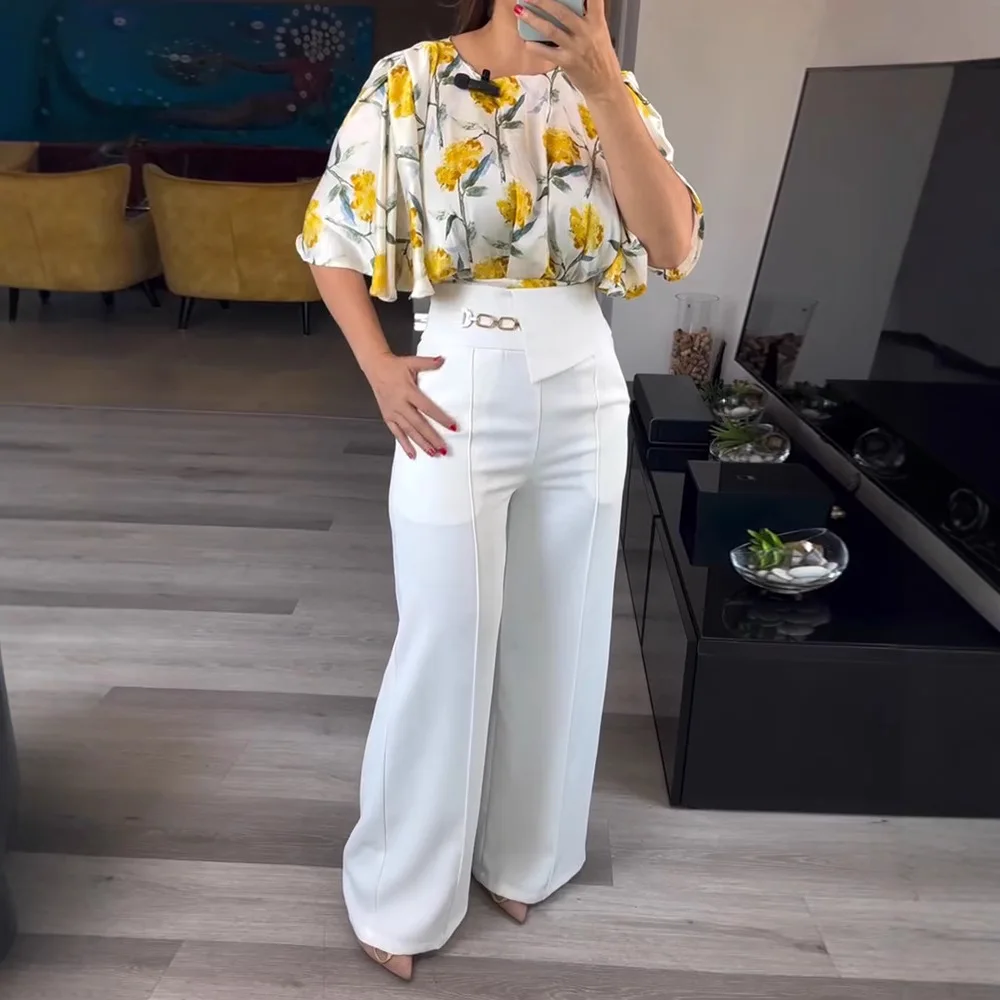 

Комплект из двух предметов: атласная блузка с цветочным принтом и рукавами-колокольчиками, топ и повседневные женские рабочие брюки с высокой талией