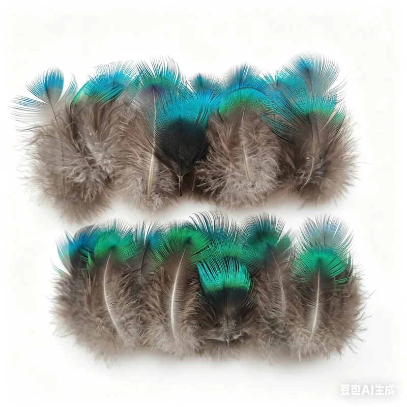 50 sztuk/partia krótkie niebieskie PEACOCK BODY PLUMAGE FEATHERS, mały paw pióropusz do rękodzieła, akcesoria do majsterkowania, błyszczący niebieski