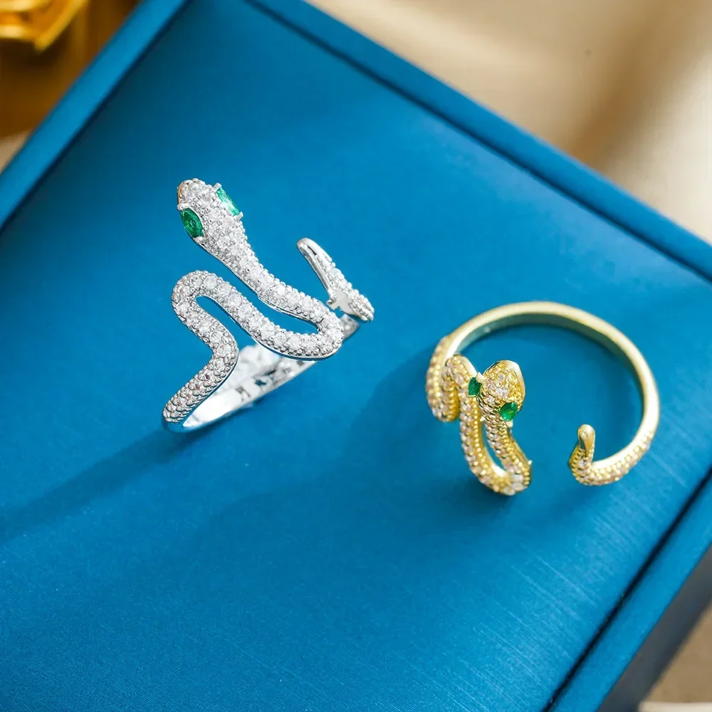 

9527The micro-set ring for the zodiac year exudes a unique and aloof charm. It has a distinctive opening on Instagram