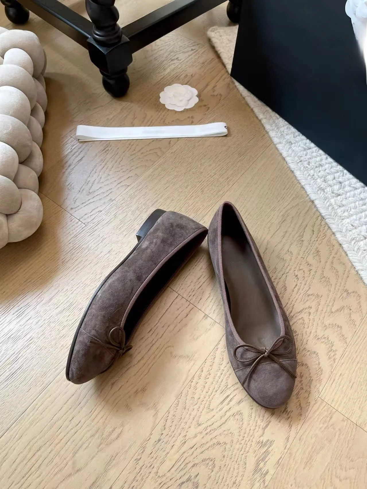nuove-ballerine-primaverili-in-pelle-con-suola-morbida-slip-on-da-donna-con-punta-tonda-tacco-piatto-versatile-e-dettaglio-nodo-alla-moda