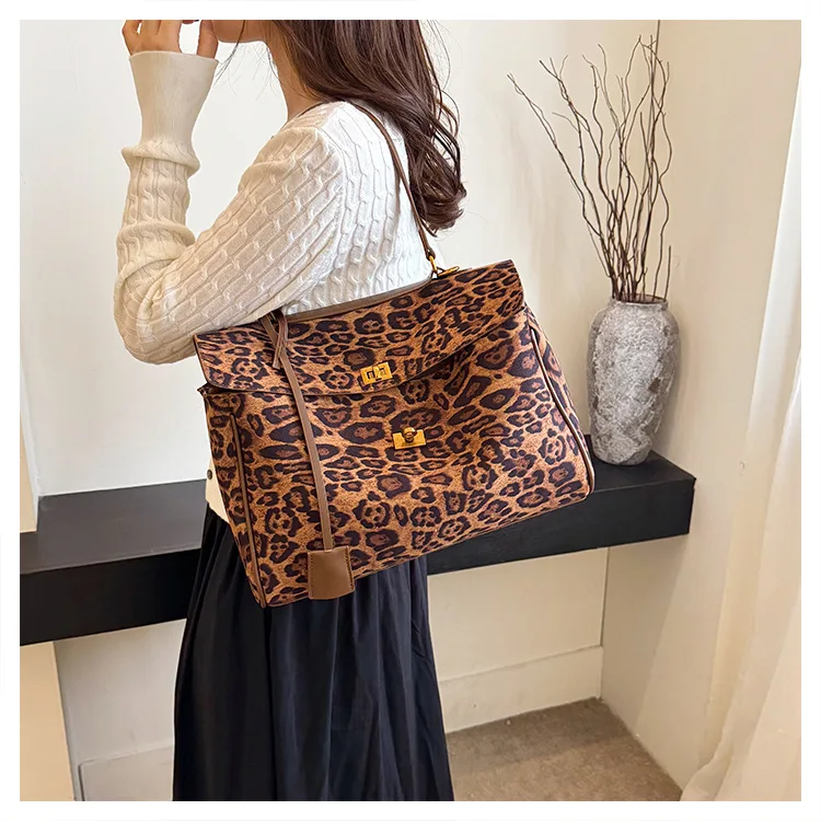 

1pc High-end Texture Plush Single-shoulder Bag Large-capacity Commuter Tote Bag Fashionable Underarm Bag PU Daily Carry