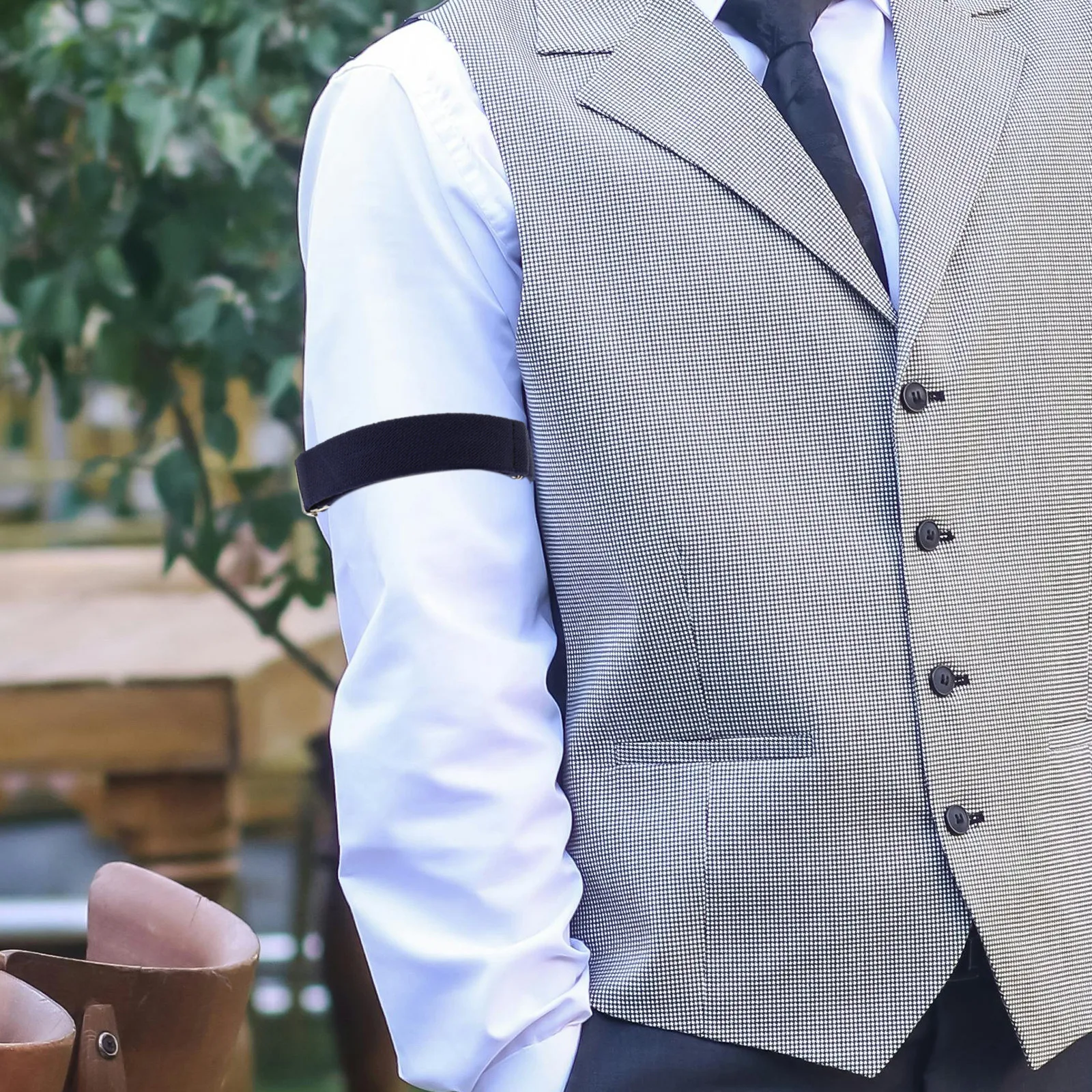 

4Pcs Adult Non-Slip Sleeve Garters Adjustable Elastic Armbands Shirt Holders Anti Slip Bands for Men Women Long Sleeve Shirts