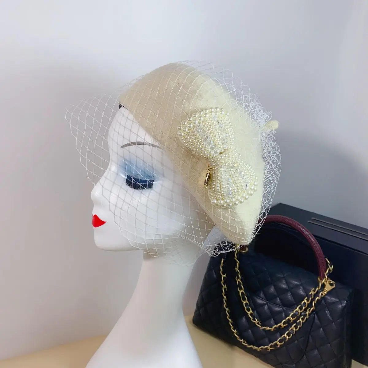 Autumn and winter warm wool elegant temperament painter hat French small fragrance retro mesh pearl bow party beret women