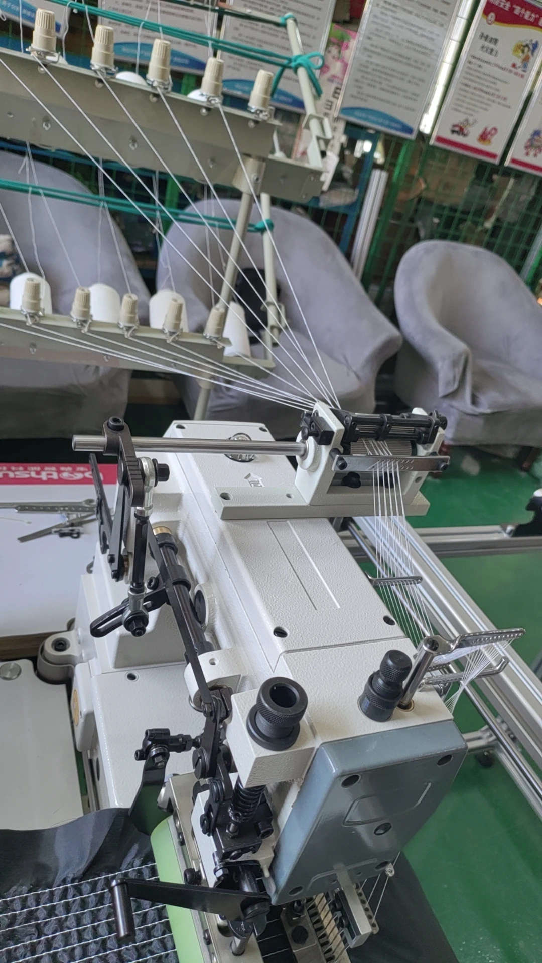 Fully Automatic Triple Needle Industrial Flat-Bed Chain Stitch Sewing Machine
