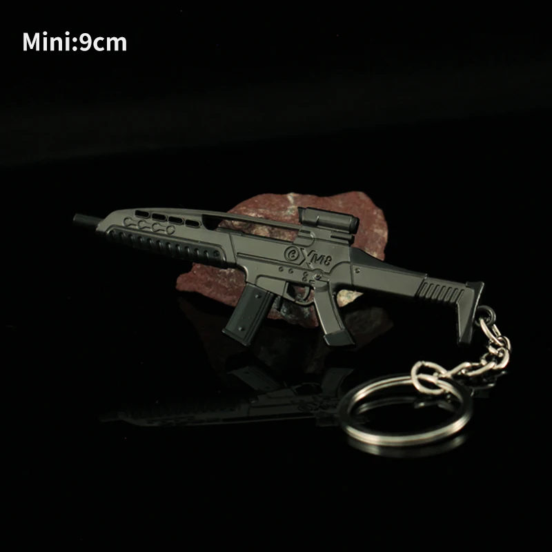 سلسلة مفاتيح مسدس صغير PUBG XM8 نموذج بندقية معدنية سبيكة AWM 98K AK47 M24 خوذة سلاح سلسلة مفاتيح خفيفة لعبة هدايا عيد الميلاد للأطفال