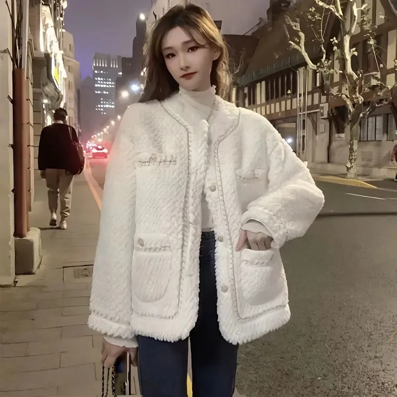 Winter Ladies Fashion Long Sleeves Lamb Wool Jacket Female Short Thickening Lamb Wool Coat Korean Women Loose Woolen Outerwear