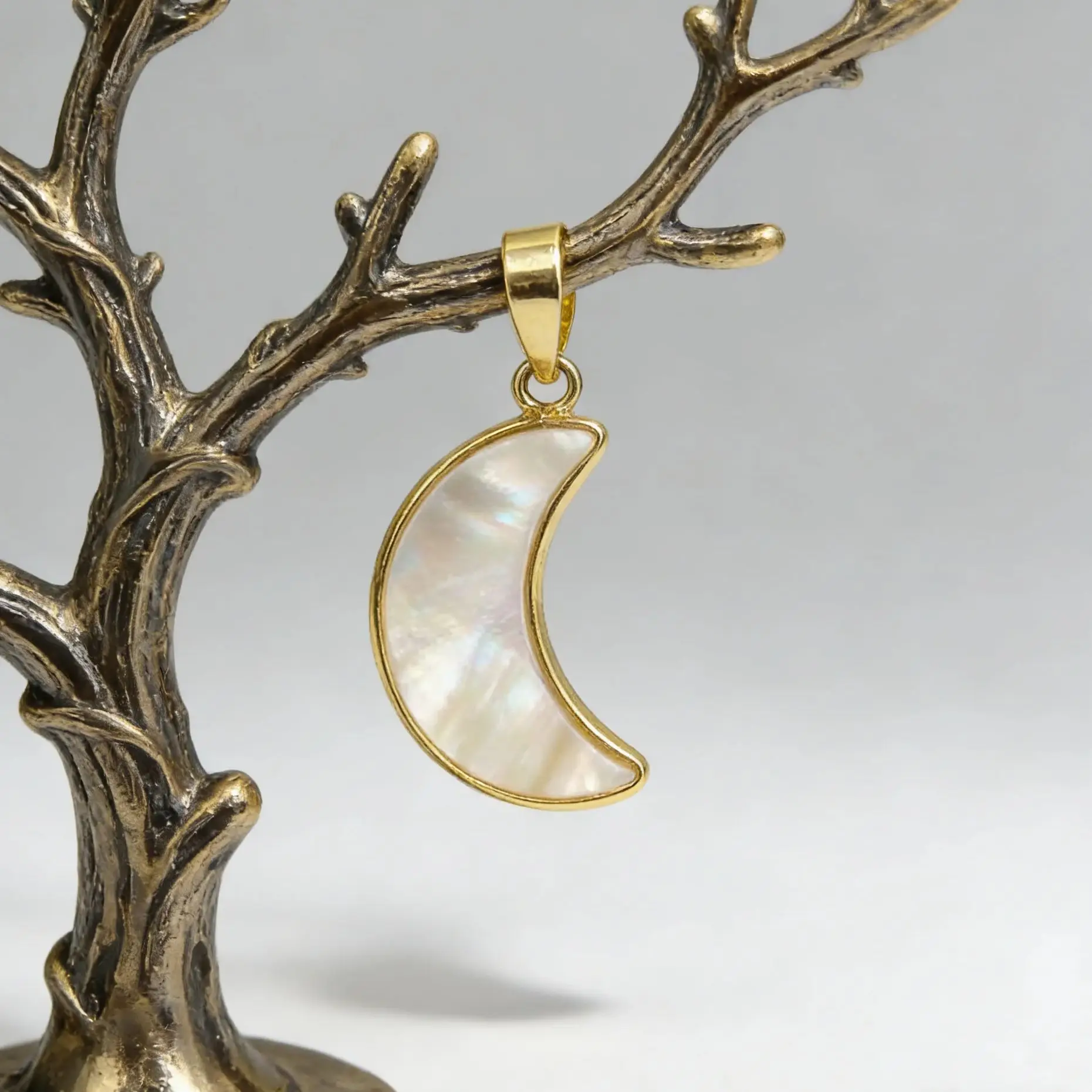 

WT-JP319 WKT 2025 Elegant Moon Shape MOP Pendant Gold-Plate Charms Wedding Party Gift New Style Trend Accessory Jewelry