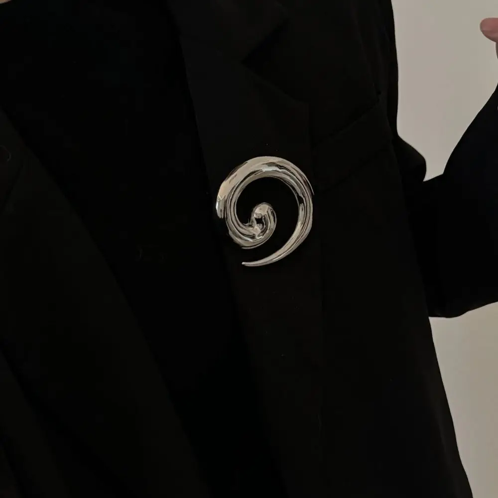 

Nose Ring Women Spiral Vortex Brooches Jewelry Accessories Minority Design Exaggerated Brooches Luxury Brand Bag Badge