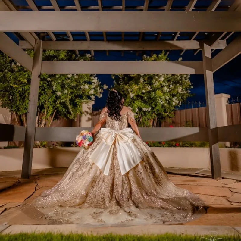 Sukienki Quinceanera w kolorze błyszczącego szampańskiego złota, z odkrytymi ramionami, aplikacjami z brokatu, długim trenem, Vestido 15 Quinceanera