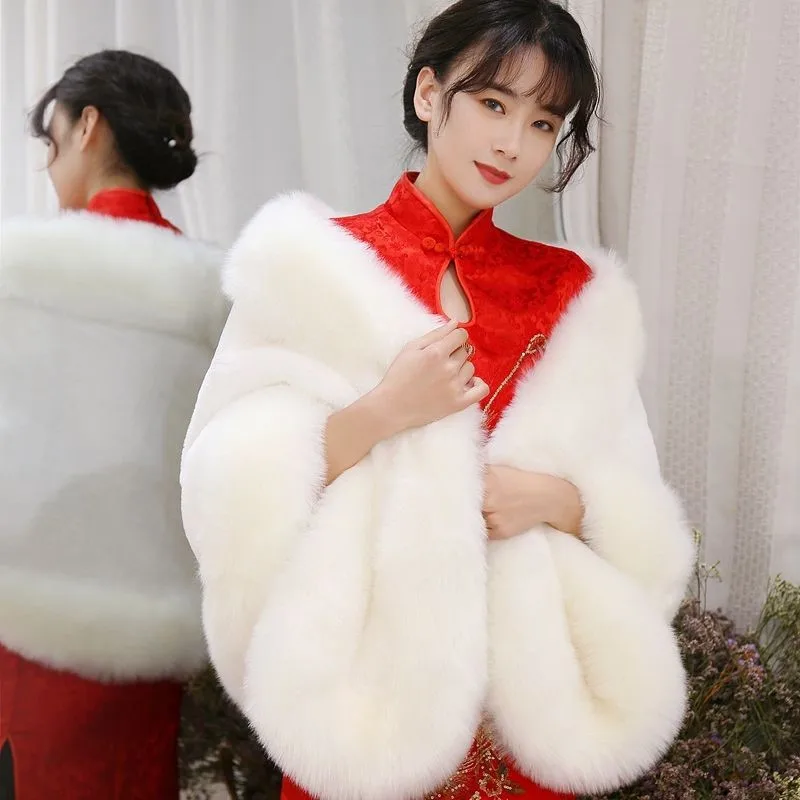 

The wears a fashionable and warm cheongsam over shawl of fur mixed coat