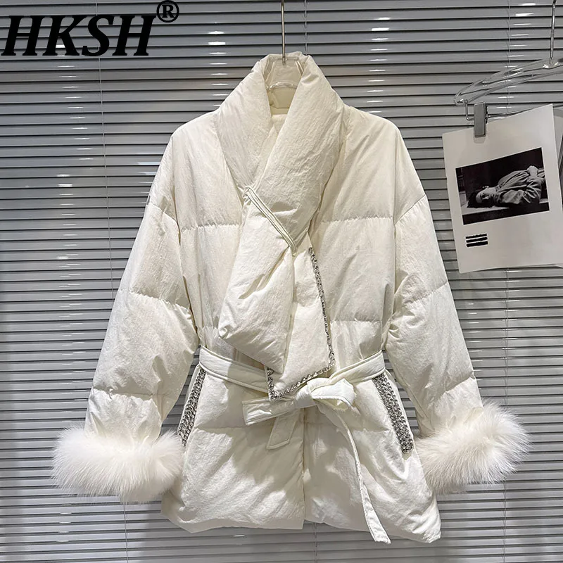 

HKSH 2025 Новое зимнее женское пуховое пальто с меховыми манжетами, шарф с воротником, пояс с бриллиантами, Cersatile, элегантная модная куртка-пуховик HK15654
