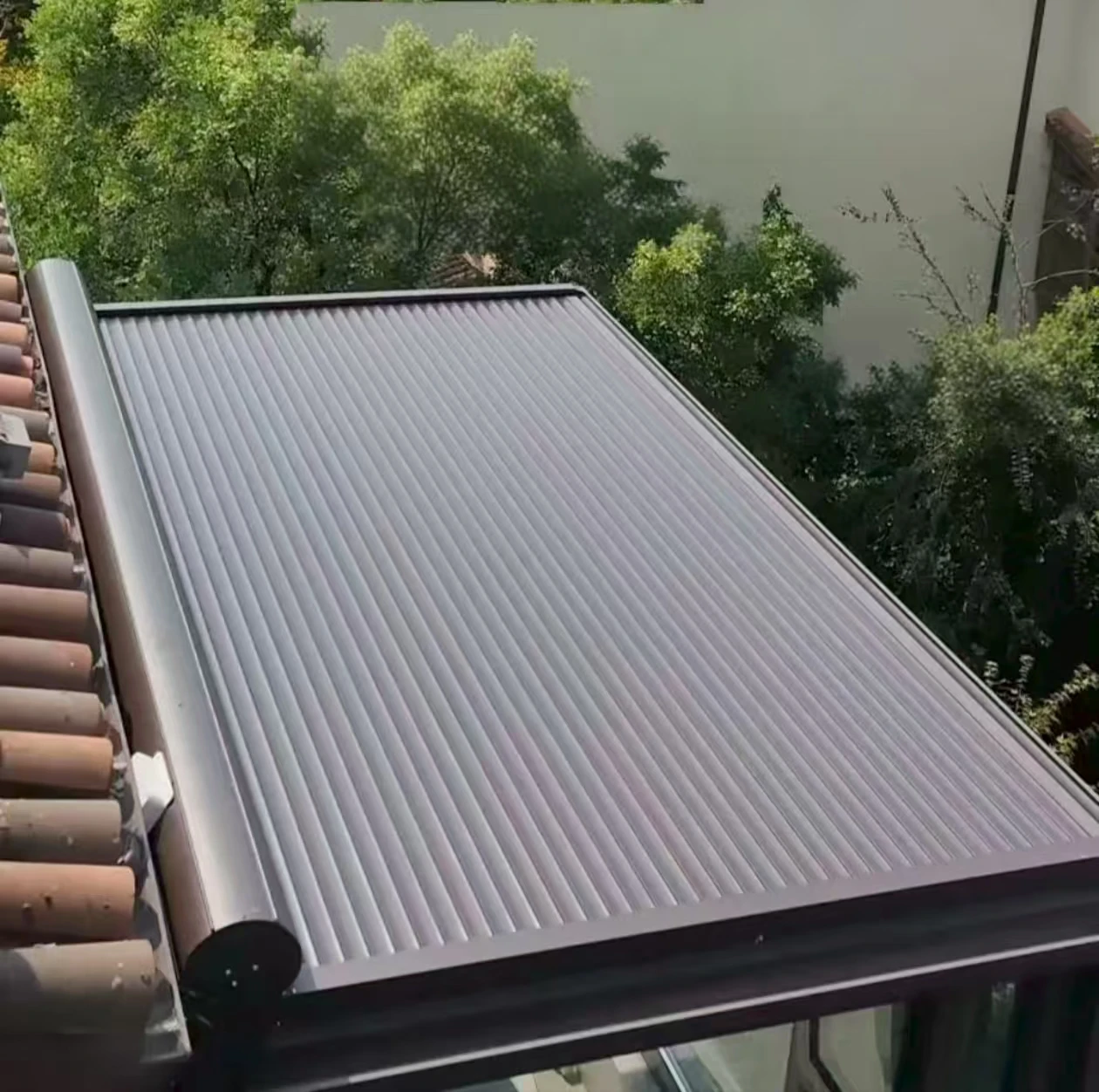 Modern electric vehicle commercial building sunroof shading aluminum alloy rolling shutter door (residential)