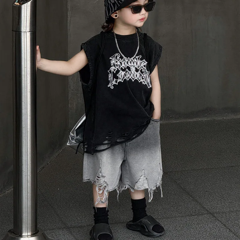 

Совершенно новые летние костюмы для малышей, детские комплекты, футболка без рукавов для маленьких мальчиков и джинсовые шорты с дырками, комплект из 2 предметов в стиле хип-хоп, наряды