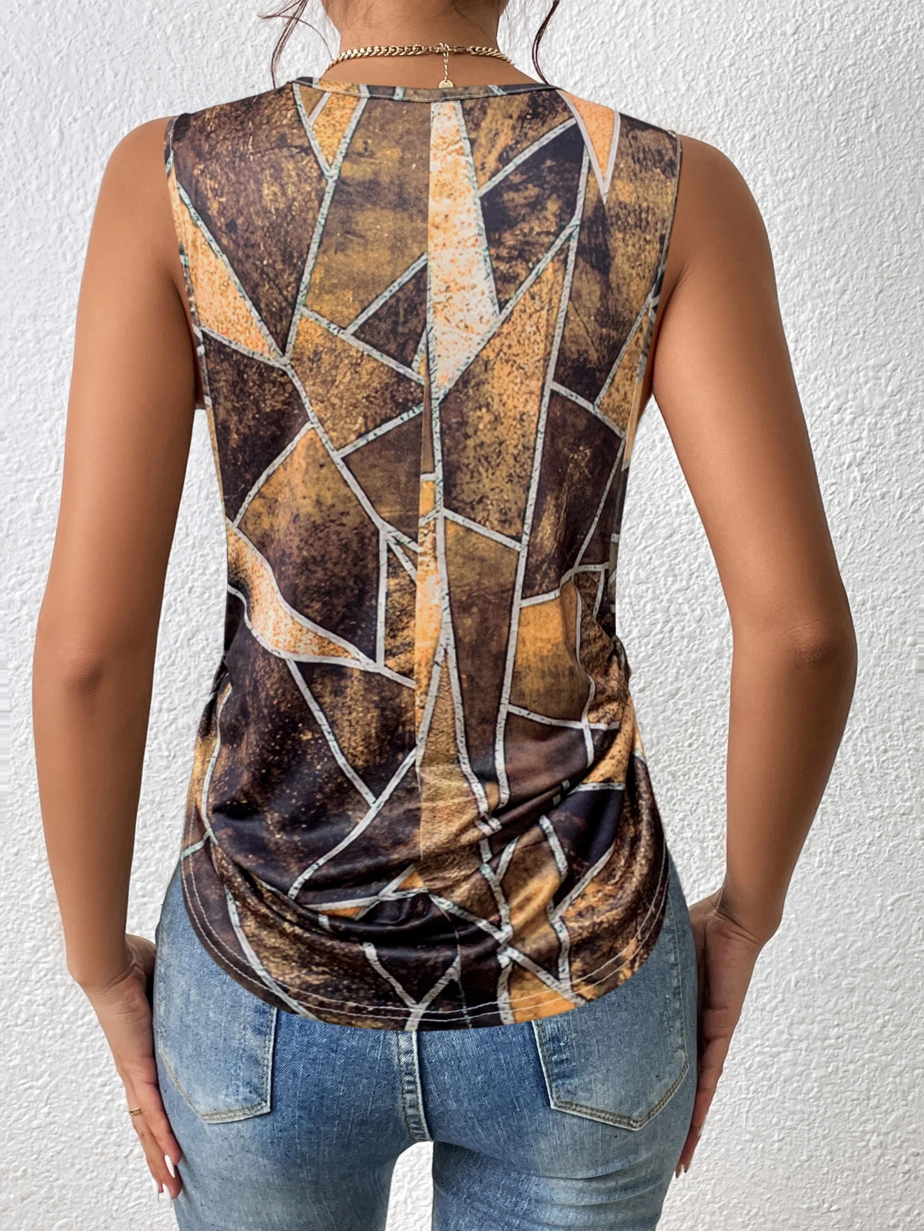 Women's sleeveless vest with geometric triangle print round neck and side pleats casual summer loose vest T-shirt