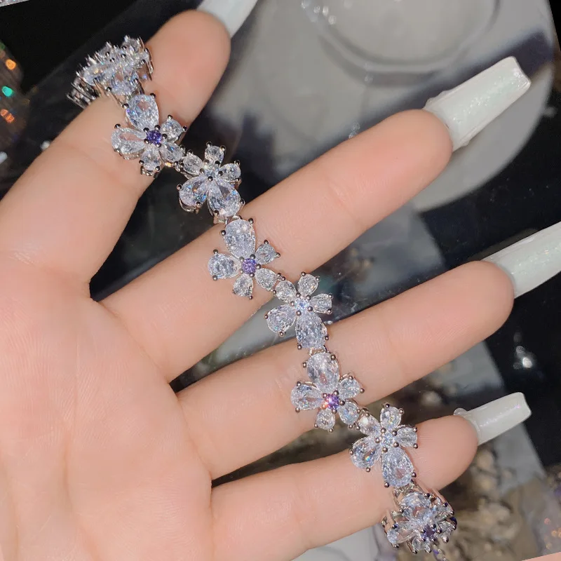 2023 Women Shiny and Shiny Little Chrysanthemum Plated 18K Gold Full Diamond Flower Bracelet