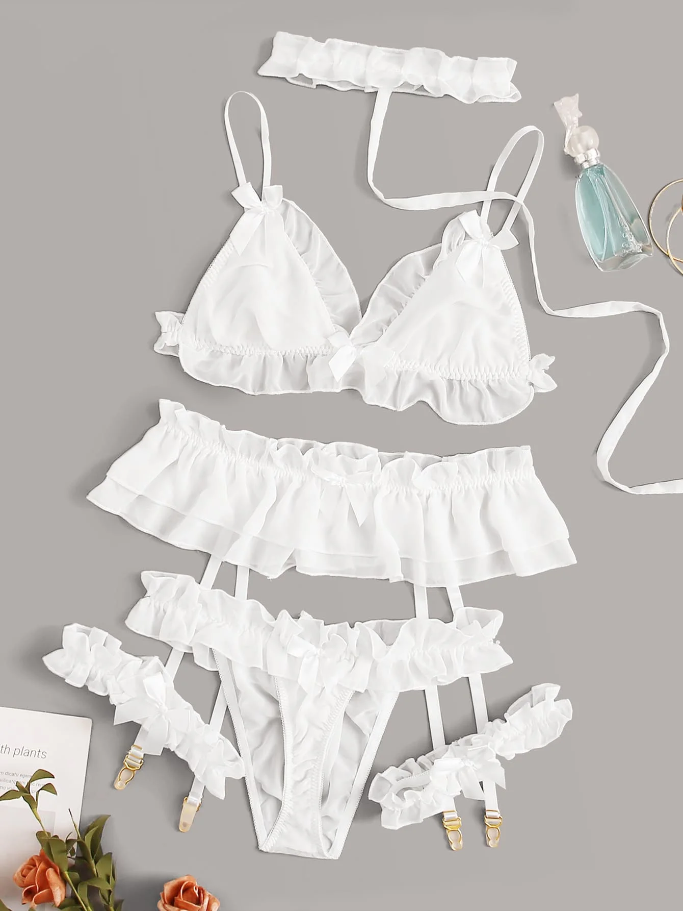 

Белый комплект нижнего белья с рюшами, чокером и бантом