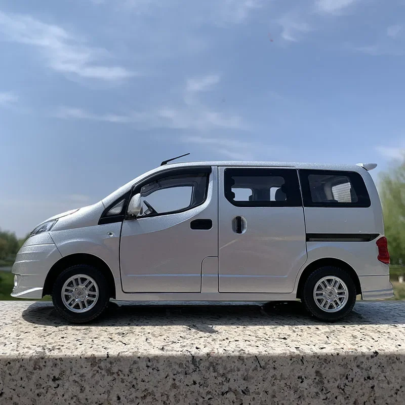 1:18 Scale Zhengzhou Nissan NV200 Business MPV Die-casting Alloy Car Model Collection Toy Gifts