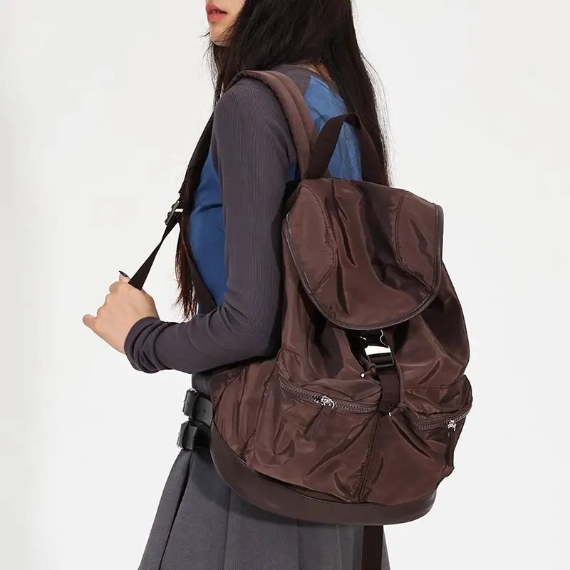 Mochila feminina preta com design de viagem, bolsa de computador de nylon leve e versátil para viagem, mochila de grande capacidade