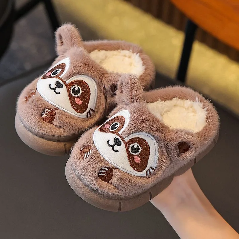 أطفال شتاء نعال تدفئة 2026 تصميم جديد الكرتون المضادة للانزلاق سميكة وحيد أحذية المنزل الداخلي للبنين بنات أحجام متعددة