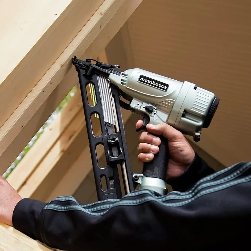 Pneumatic 15-Gauge Angled Finish Nailer with Air Duster, Selective Actuation, 1-1/4